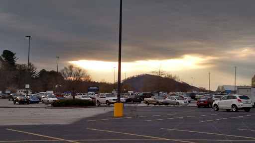 Shopping Mall «Highlands Square Shopping Center», reviews and photos, 250 Highlands Square Dr, Hendersonville, NC 28792, USA