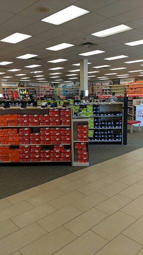 Shoe Store «Famous Footwear», reviews and photos, 123 Gravois Bluffs Plaza Dr, Fenton, MO 63026, USA