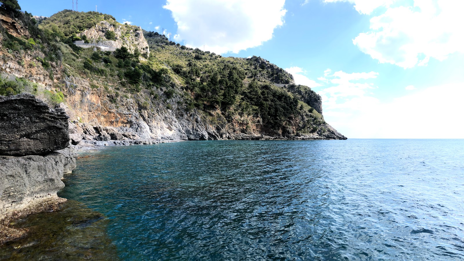 Foto de Cersuta beach con agua azul superficie