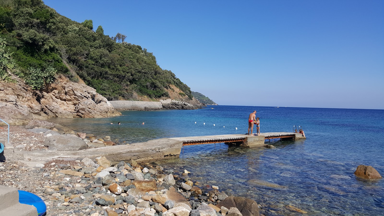 Fotografie cu Spiaggia di Redinoce cu o suprafață de apă pură albastră