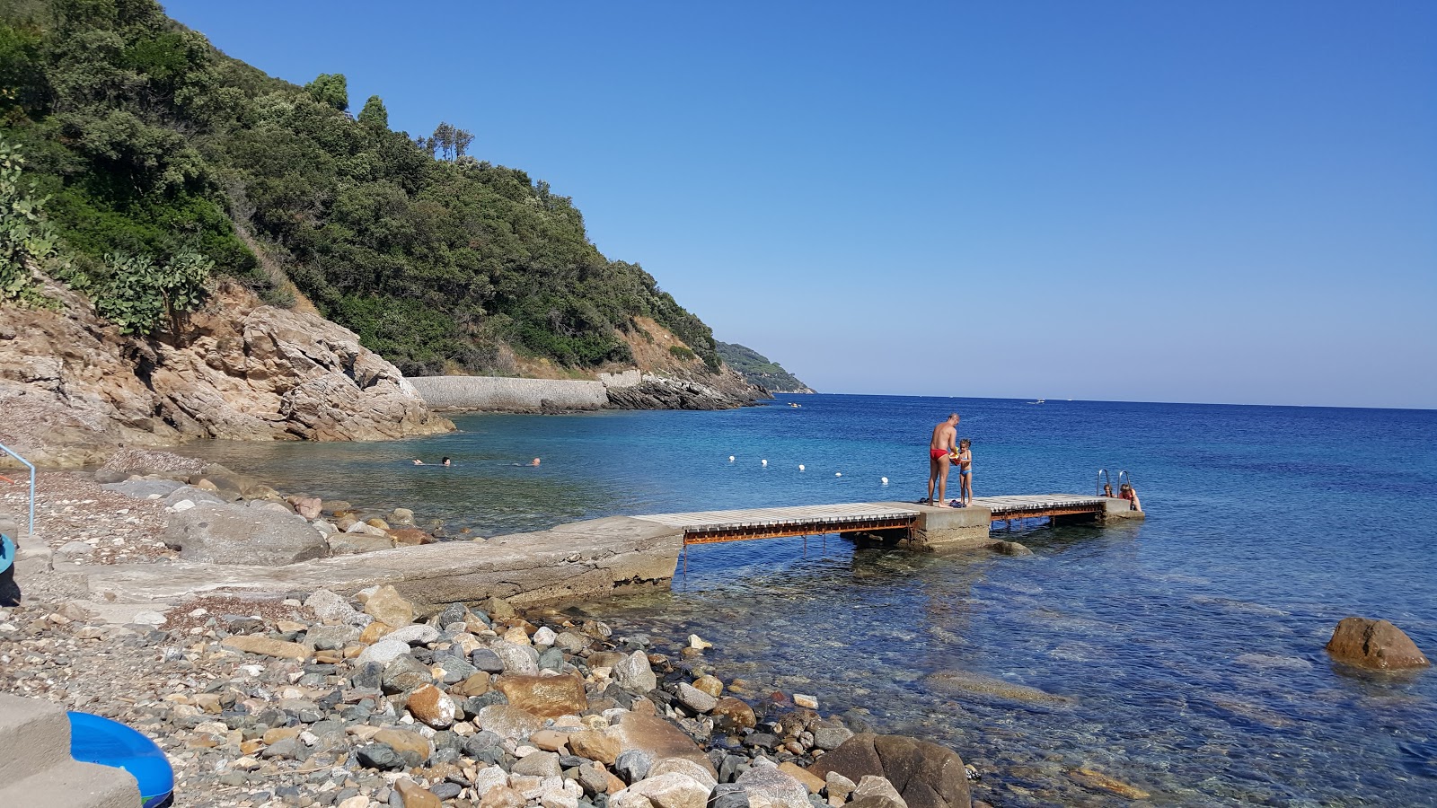 Foto de Spiaggia di Redinoce com água cristalina superfície