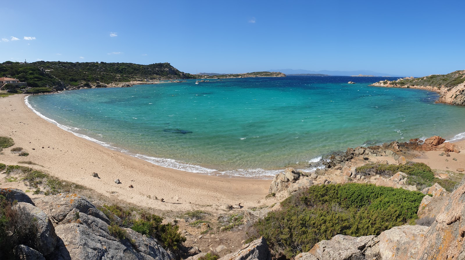 Spiaggia Monti D'A Rena'in fotoğrafı birden fazla geniş koy ile birlikte
