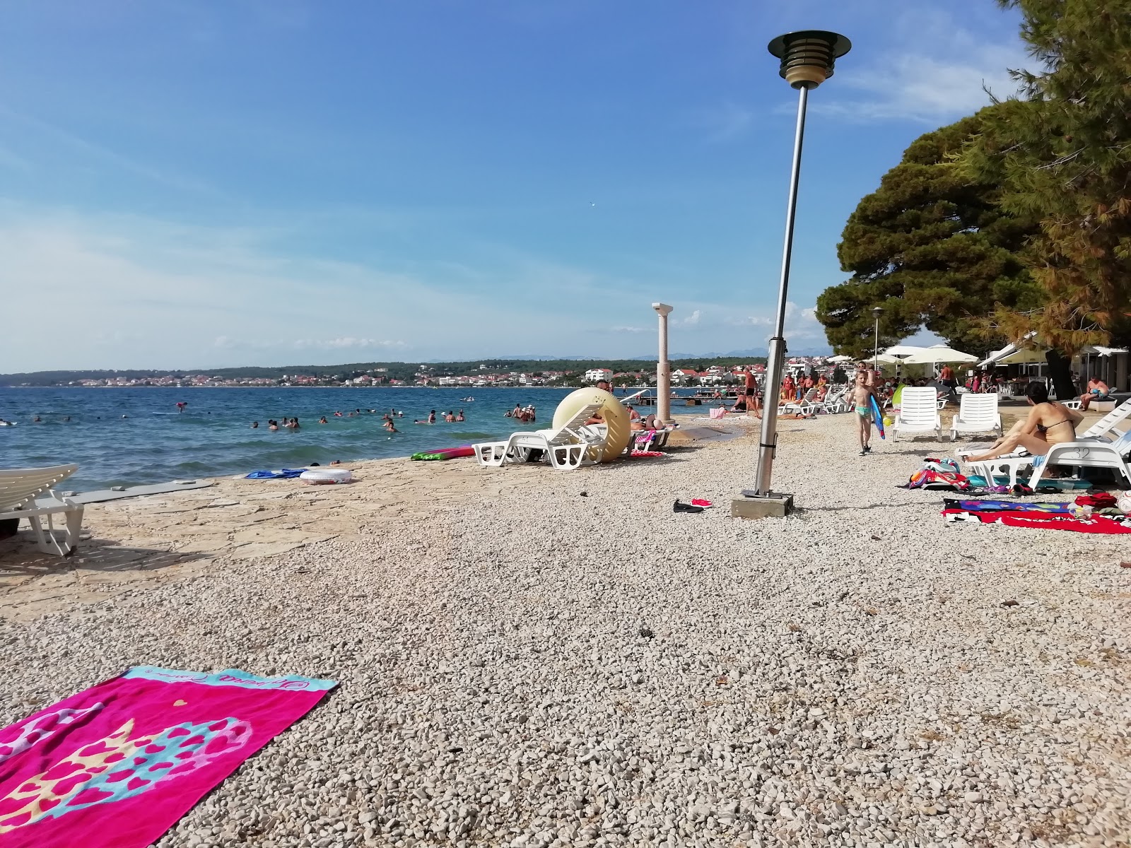 Foto de Borik sandy beach com areia clara e seixos superfície