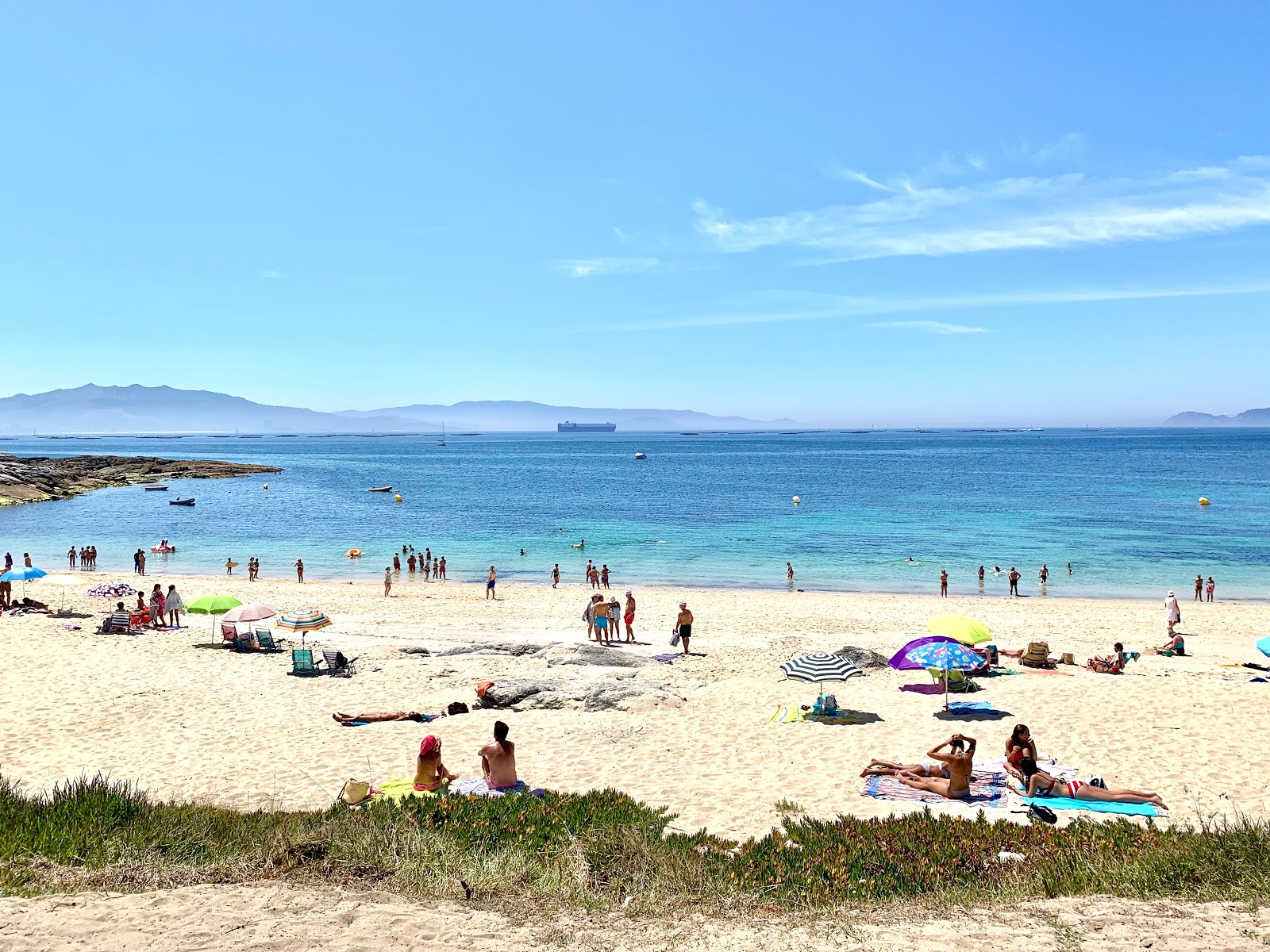 Praia de Limens的照片 带有碧绿色纯水表面