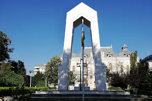 Revolution Heroes Monument image