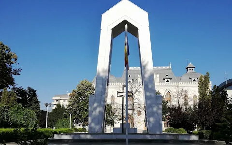 Revolution Heroes Monument image