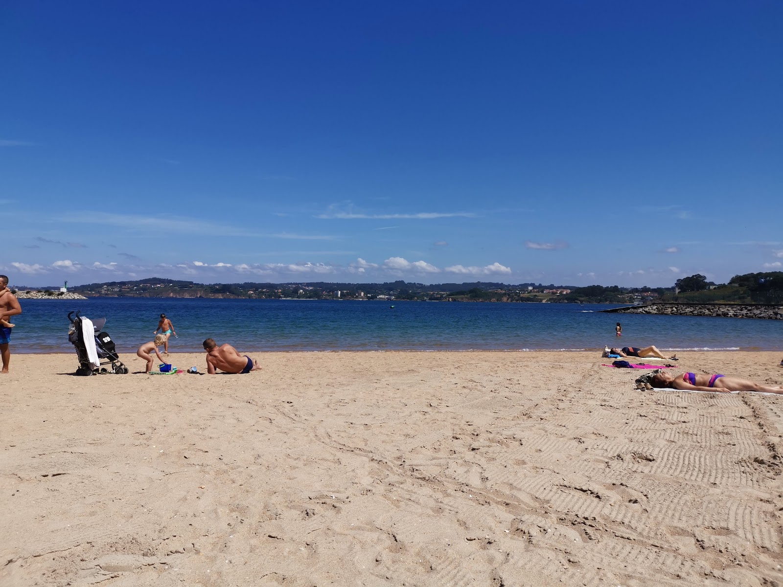 Playa de Oza'in fotoğrafı mavi saf su yüzey ile