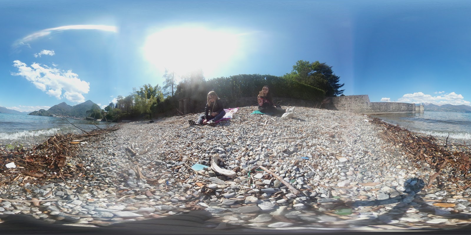 Spiaggia del Fortino的照片 带有岩石覆盖表面