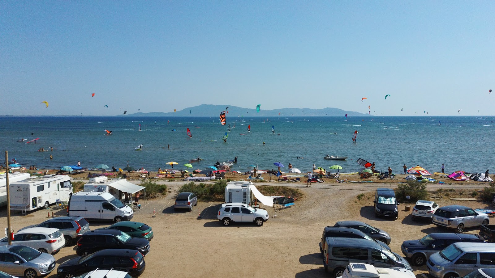 Spiaggia della Fertilia'in fotoğrafı - rahatlamayı sevenler arasında popüler bir yer