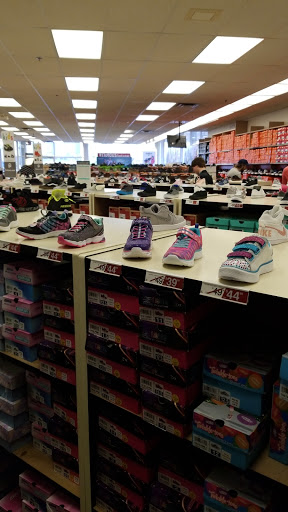 Shoe Store «Famous Footwear», reviews and photos, 3333 S 27th St, Milwaukee, WI 53215, USA