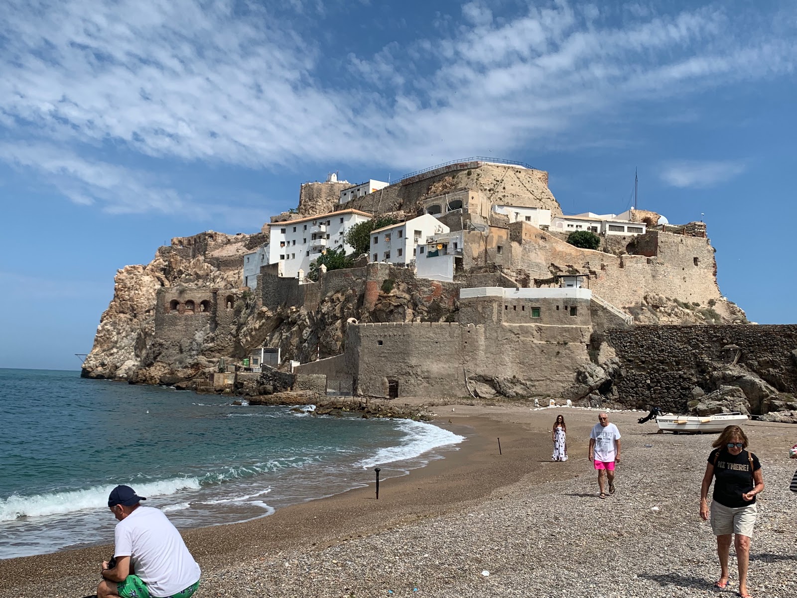 Foto di Padis beach circondato da montagne