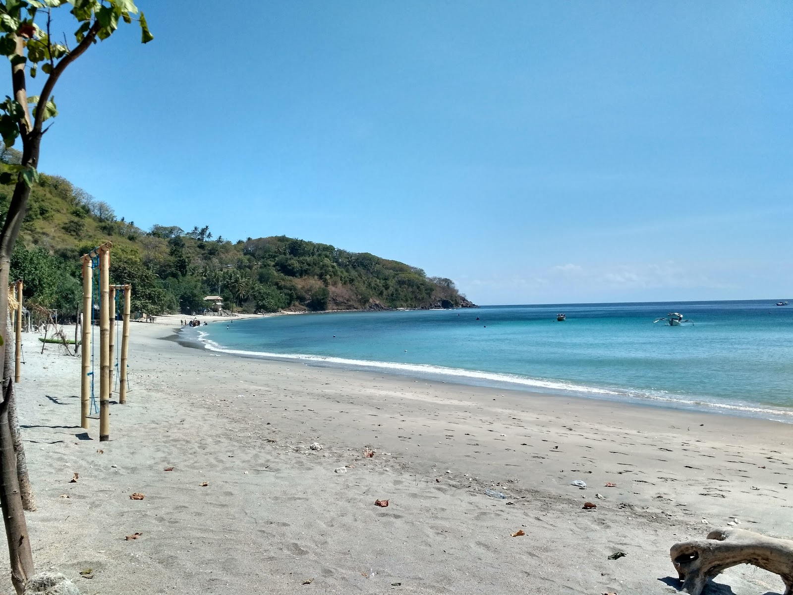 Foto von Lendang Luar Beach mit heller sand Oberfläche