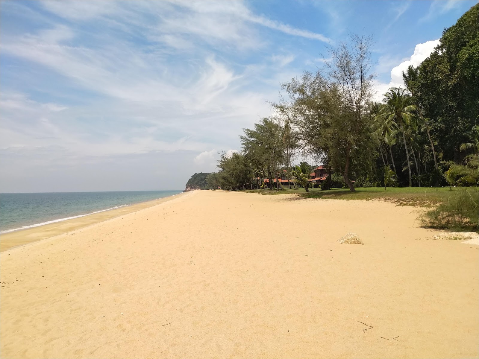 Foto av Cherating Beach med ljus sand yta