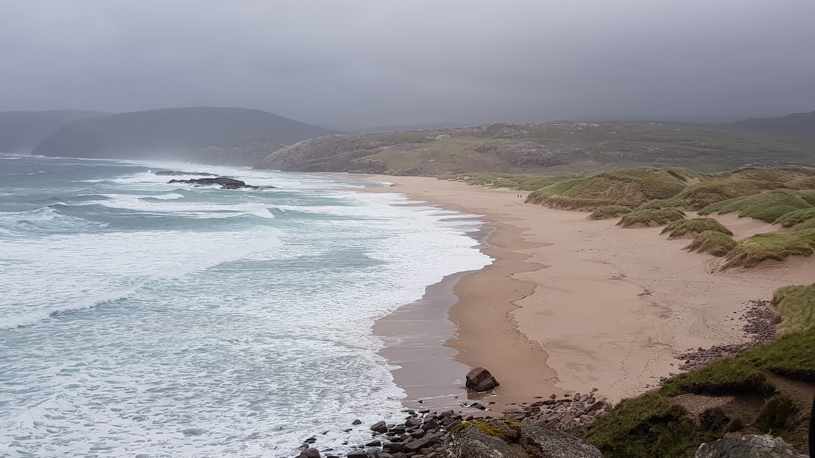 Fotografie cu Sandwood Bay Beach înconjurat de munți