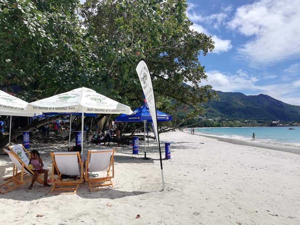 Valokuva Beau Vallonin Rantaista. tukeutunut kallioilla