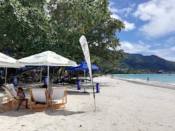 Valokuva Beau Vallonin Rantaista. tukeutunut kallioilla