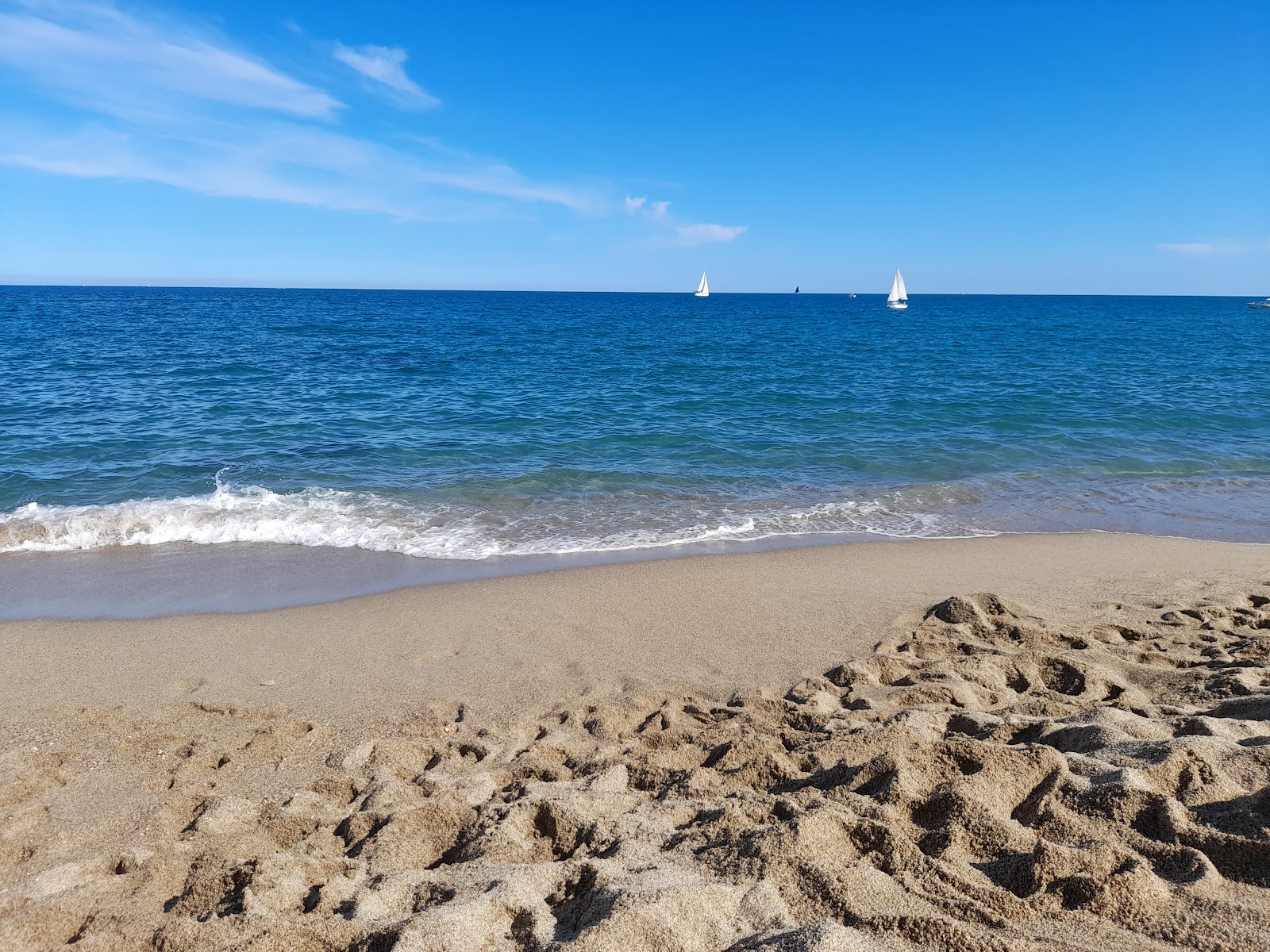 Foto von La Plagette Beach umgeben von Bergen