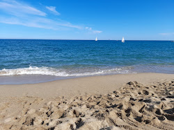 Foto von La Plagette Beach umgeben von Bergen