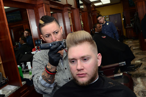 Barber Shop «Famous Fadez Schaumburg», reviews and photos, 853 E Algonquin Rd, Schaumburg, IL 60173, USA