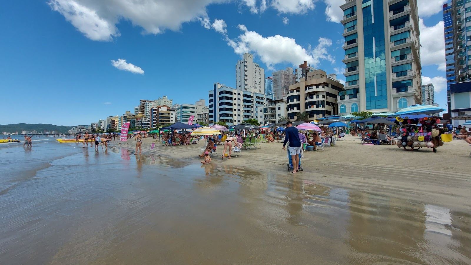 Fotografie cu Praia de Itapema - loc de vacanță prietenos pentru animale de companie