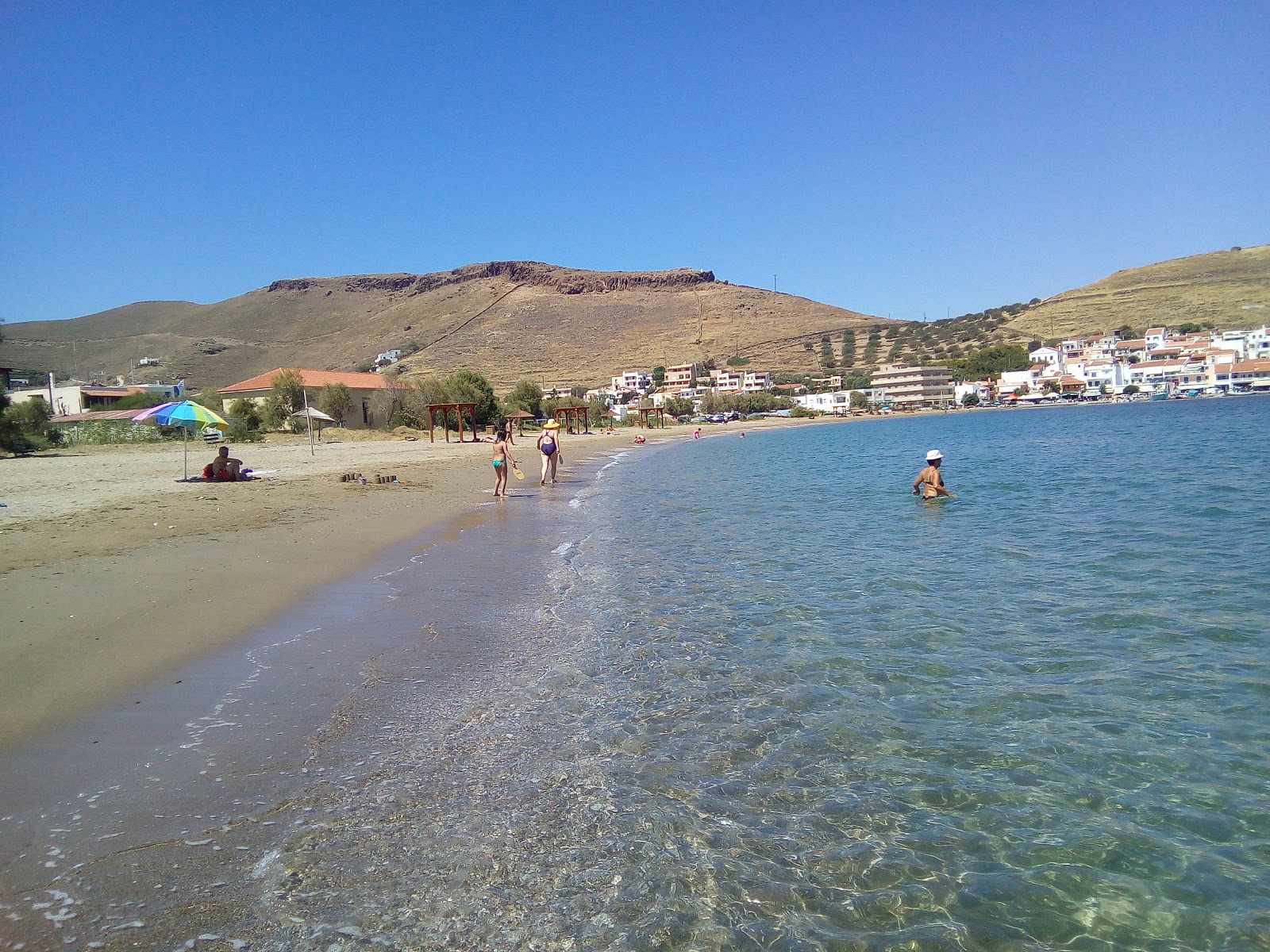 Fotografie cu Livadhi beach cu o suprafață de apă verde deschis