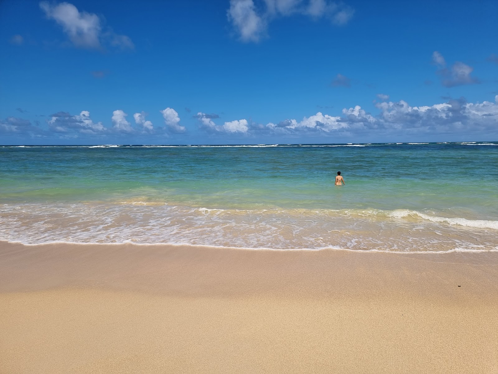 Foto de Kaaawa Beach e o assentamento