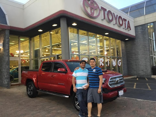 Toyota Dealer «Oakbrook Toyota», reviews and photos, 550 E Ogden Ave, Westmont, IL 60559, USA