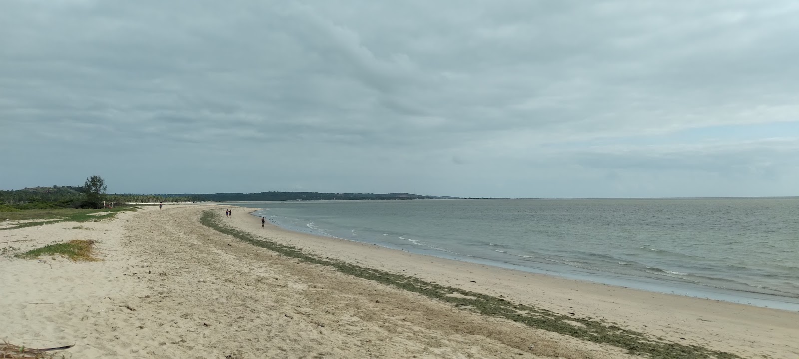 Foto di Pontal de Maria Farinha Beach con una superficie del sabbia beige