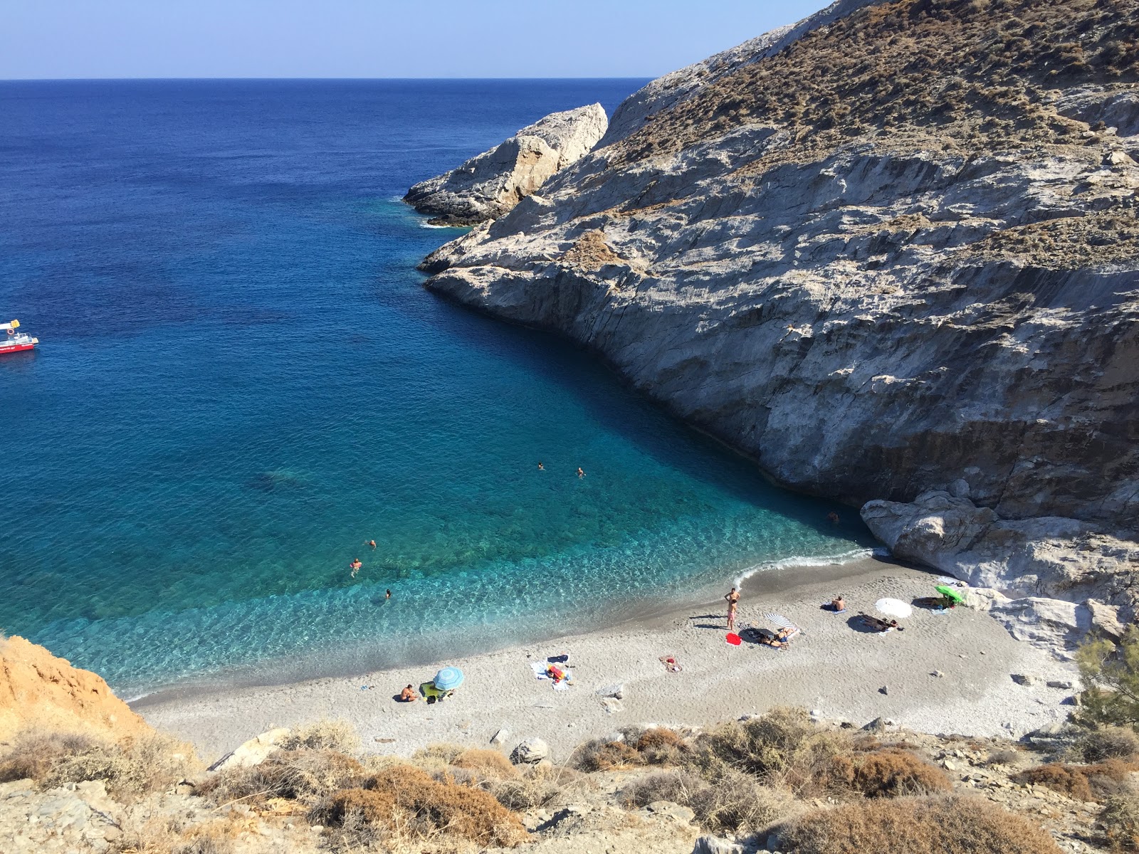 Katergo beach'in fotoğrafı turkuaz saf su yüzey ile