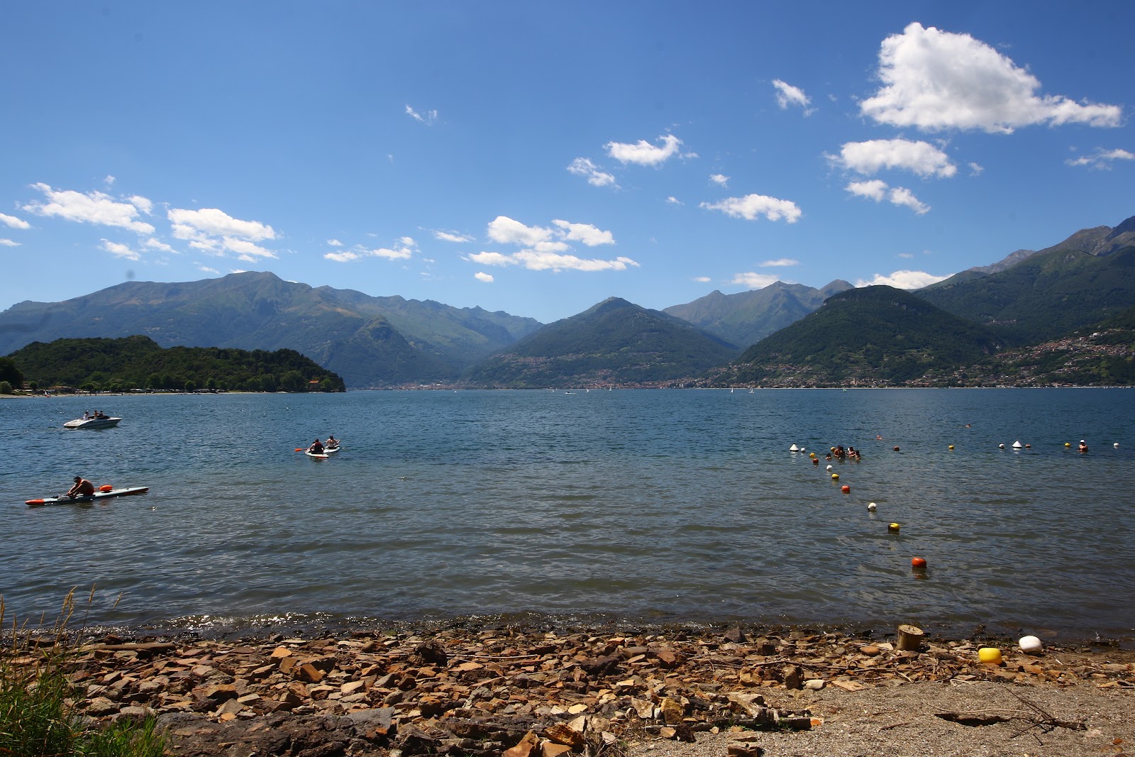 Foto av Spiaggia Ontano omgiven av klippor