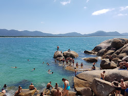 Photo de Piscinas Naturais da Barra da Lagoa entouré de montagnes