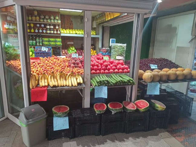 Плодове и зеленчуци в подлеза - София