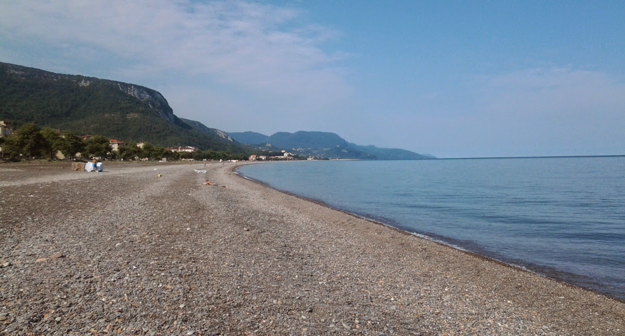 Foto di Cide Sahili sorretto da scogliere