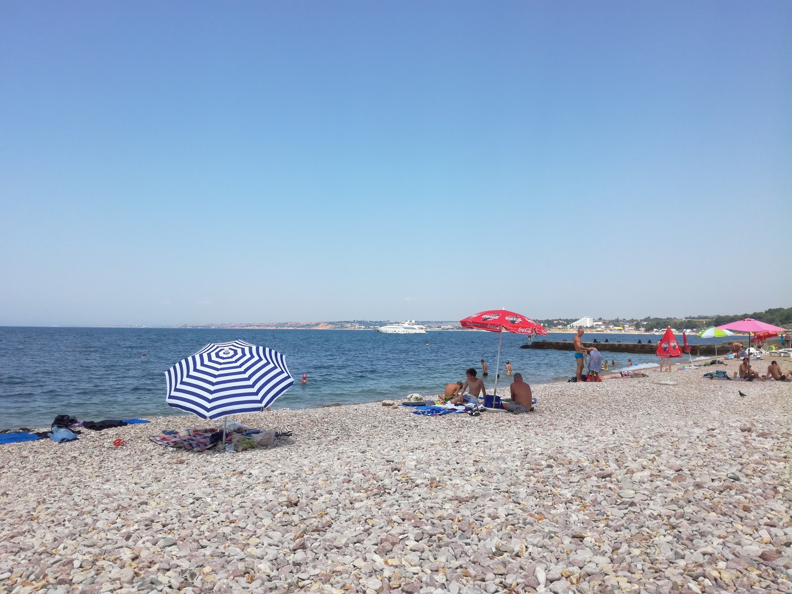 Foto di Tolstyak beach con una superficie del ciottolo leggero