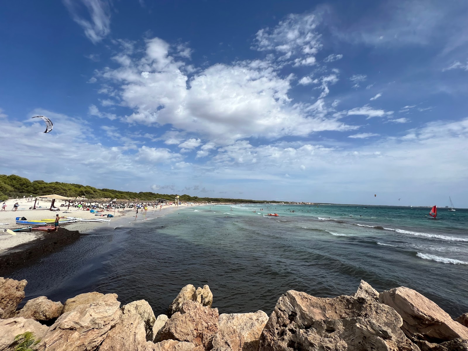 Foto de Arenal de Sa Rapita Beach con arena brillante superficie