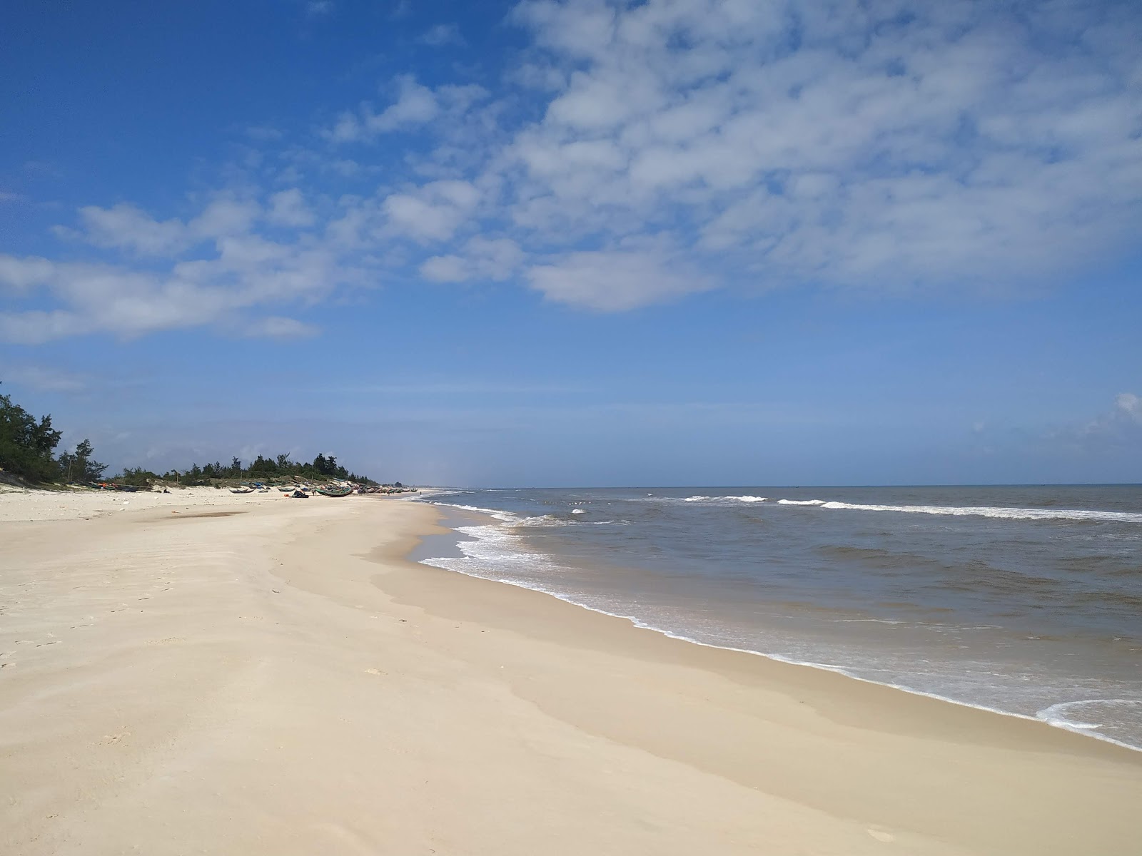 Foto de Hai Ninh Beach II com areia brilhante superfície