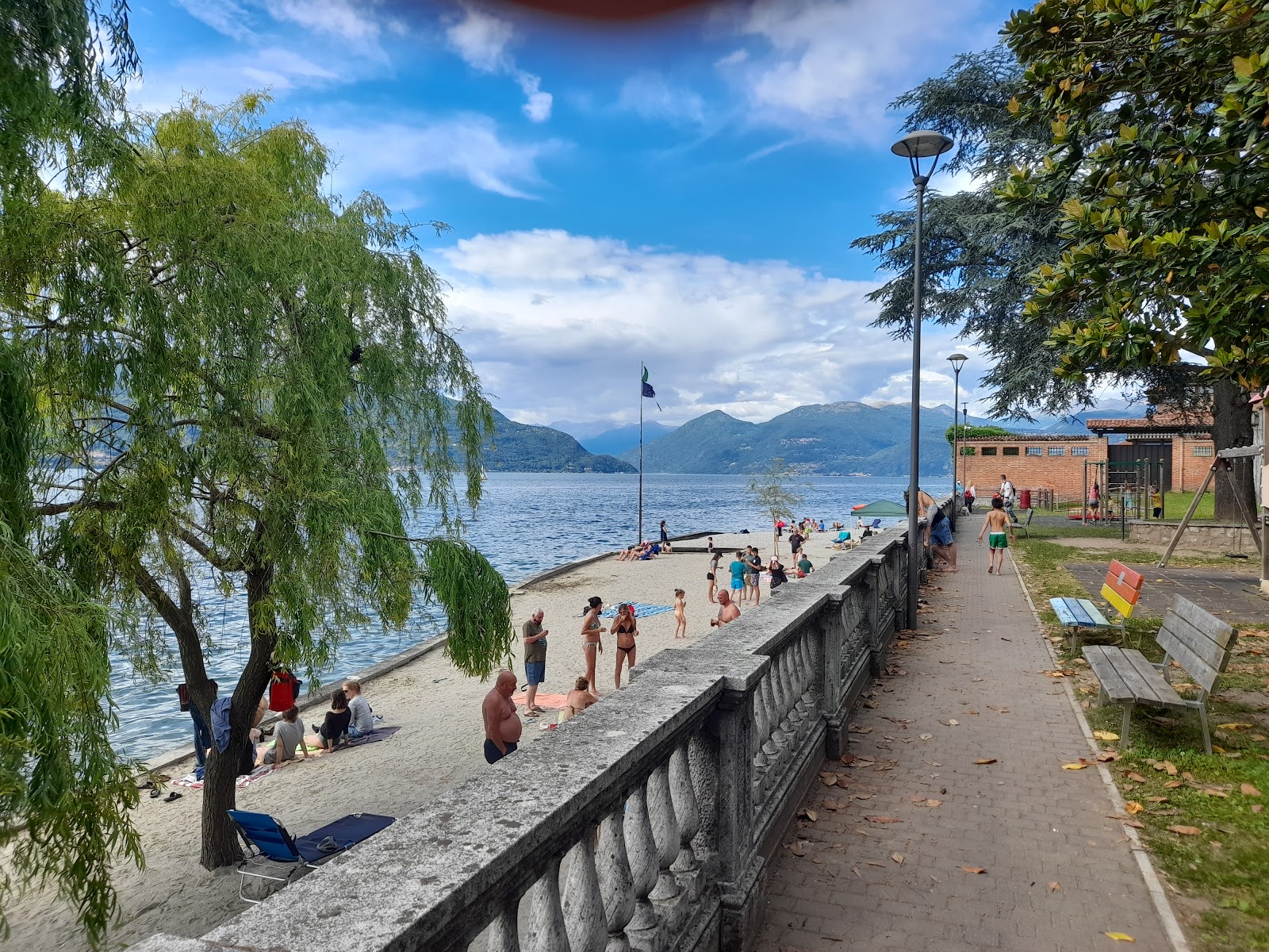 Foto di Spiaggia di Porto Valtravaglia con una superficie del ciottoli grigi