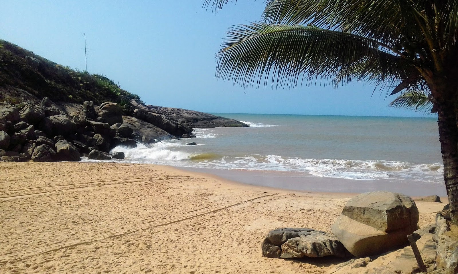 Foto von Concha Strand umgeben von Bergen