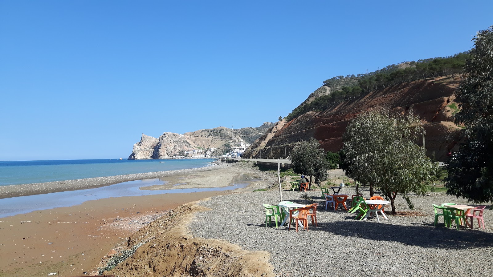 Fotografija Zamana beach z sivi kamenček površino