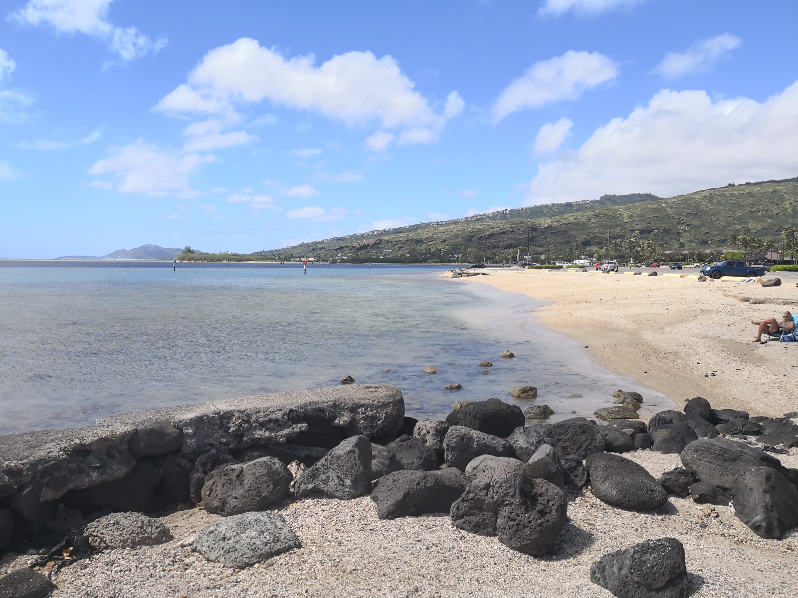 Foto von Maunalua Bay Beach Park mit beiger sand & steine Oberfläche