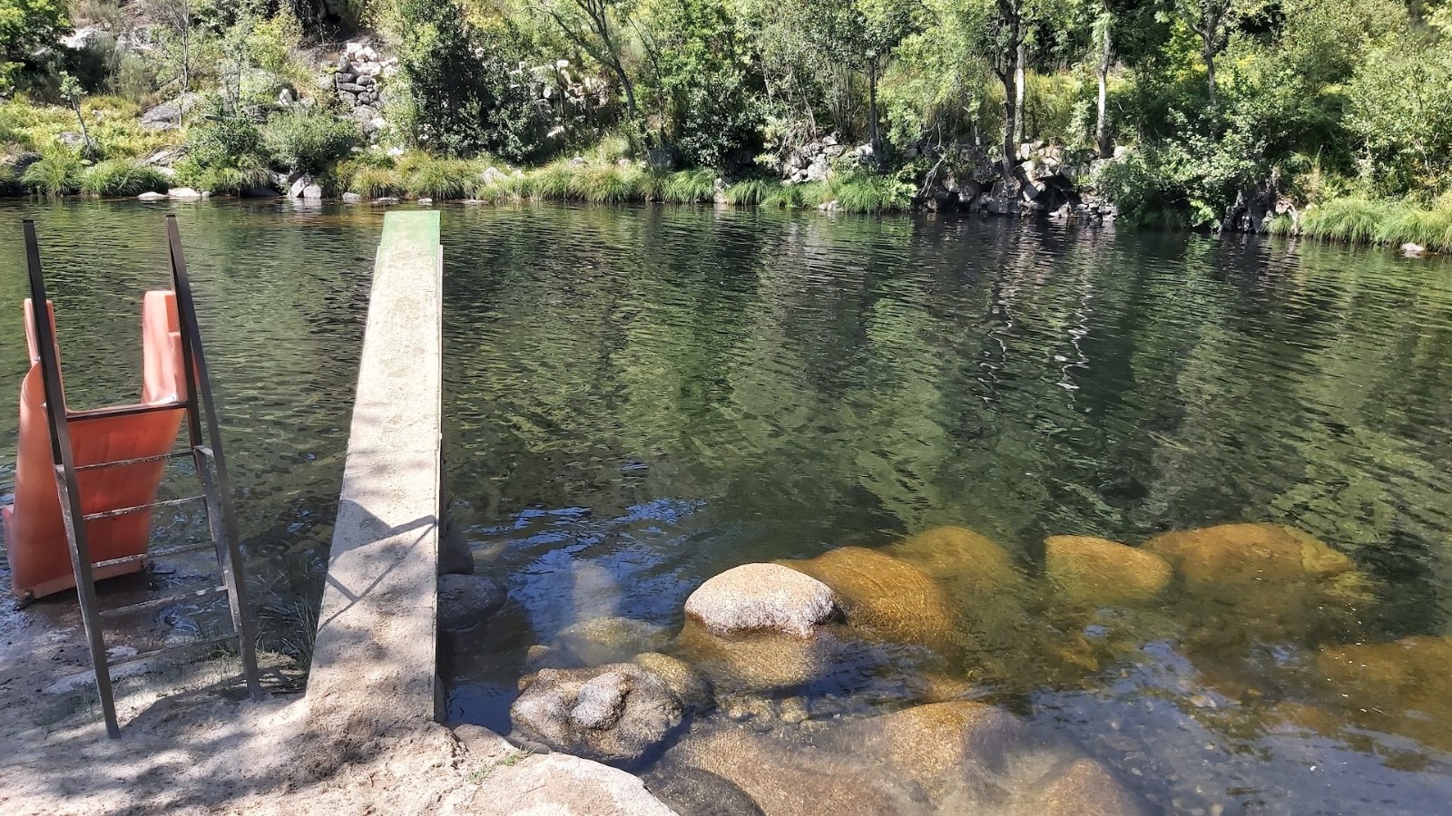 Praia Natural do Pego'in fotoğrafı uçurumlarla desteklenmiş