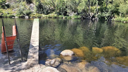 Praia Natural do Pego'in fotoğrafı uçurumlarla desteklenmiş