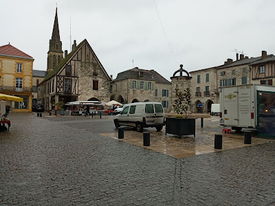 Place des Arcardes à Eymet