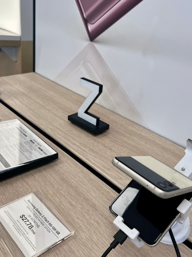 Cell Phone Store «Verizon Authorized Retailer - A Wireless», reviews and photos, 285 E 5th St c, Long Beach, CA 90802, USA