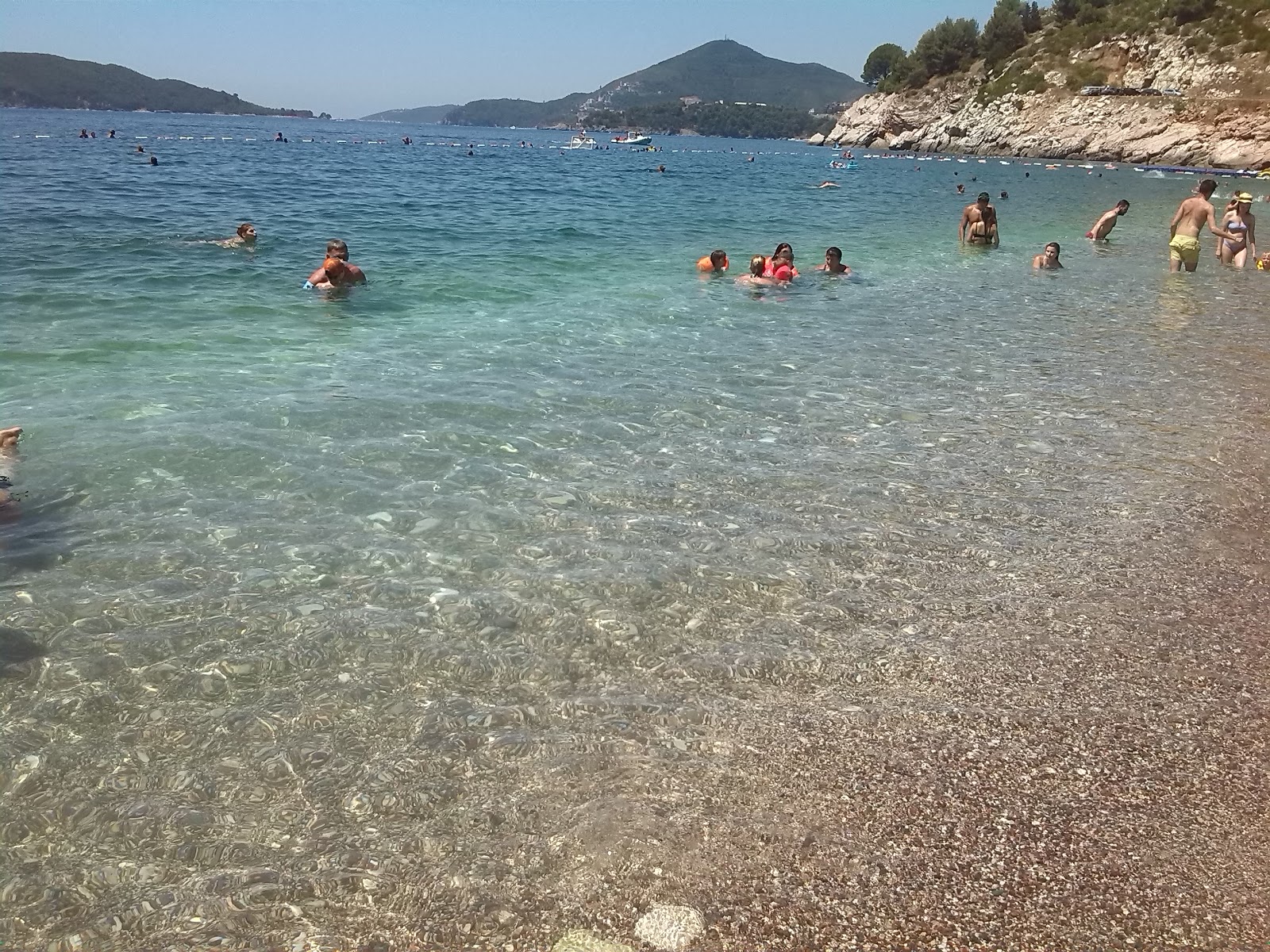 Fotografie cu Kamenovo beach - locul popular printre cunoscătorii de relaxare