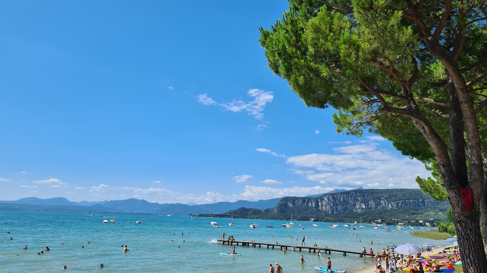Foto van Spiaggia di Bardolino met recht en lang