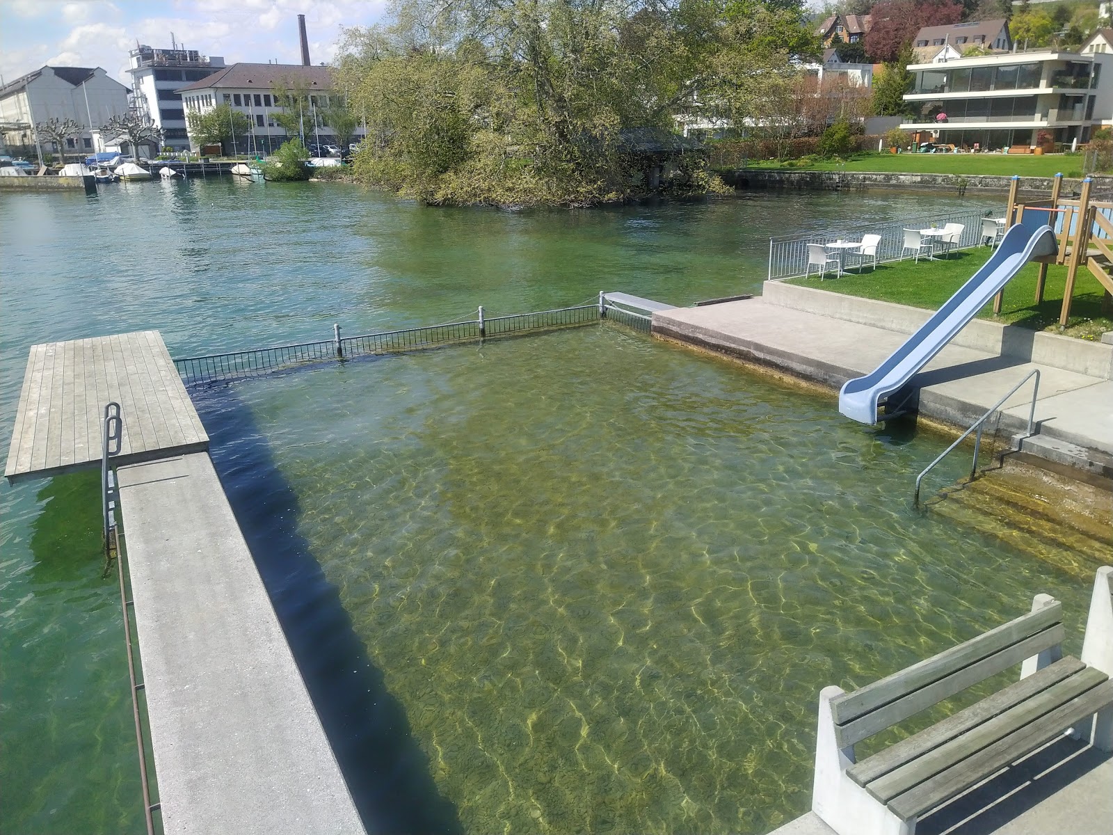 Fotografie cu Strandbad Uetikon zonă de stațiune de pe plajă