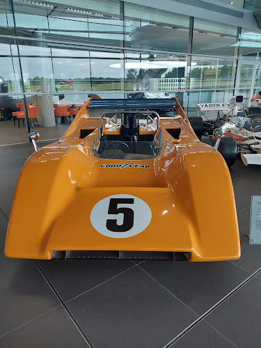 Comments and reviews of McLaren Technology Centre