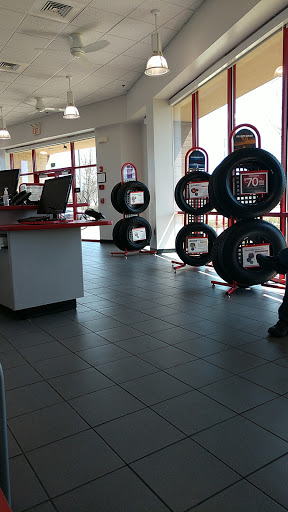 Tire Shop «Discount Tire Store - Schaumburg, IL», reviews and photos, 400 W Higgins Rd, Schaumburg, IL 60195, USA