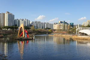 Dongbaek Lake Park image